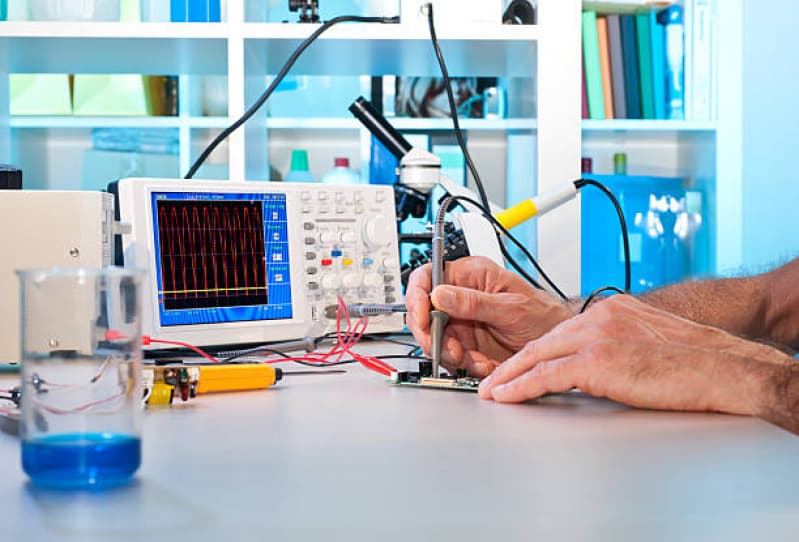 Profissional realizando manutenção corretiva em aparelho hospitalar