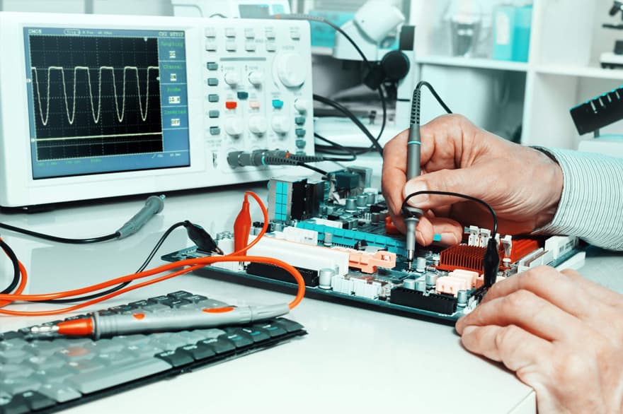 Equipe técnica realizando manutenção preventiva em equipamento hospitalar