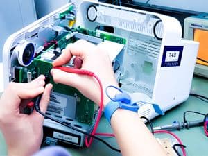 Técnico realizando manutenção preventiva em equipamento hospitalar