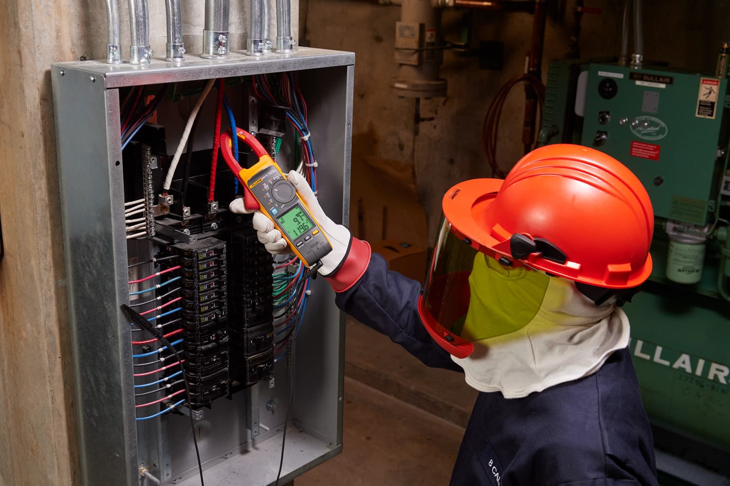 Técnico realizando teste de segurança elétrica em equipamento hospitalar